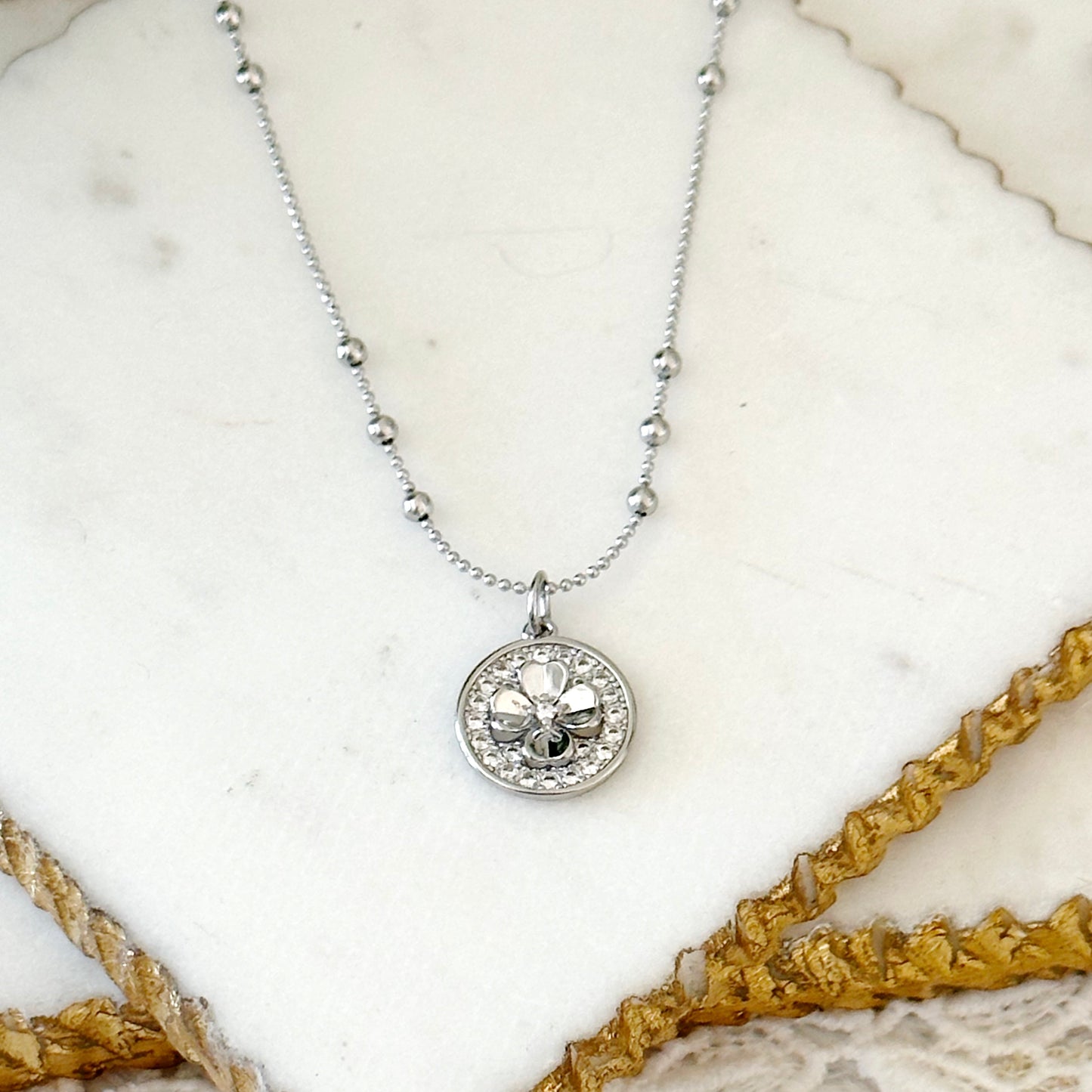Silver round clover pendant necklace