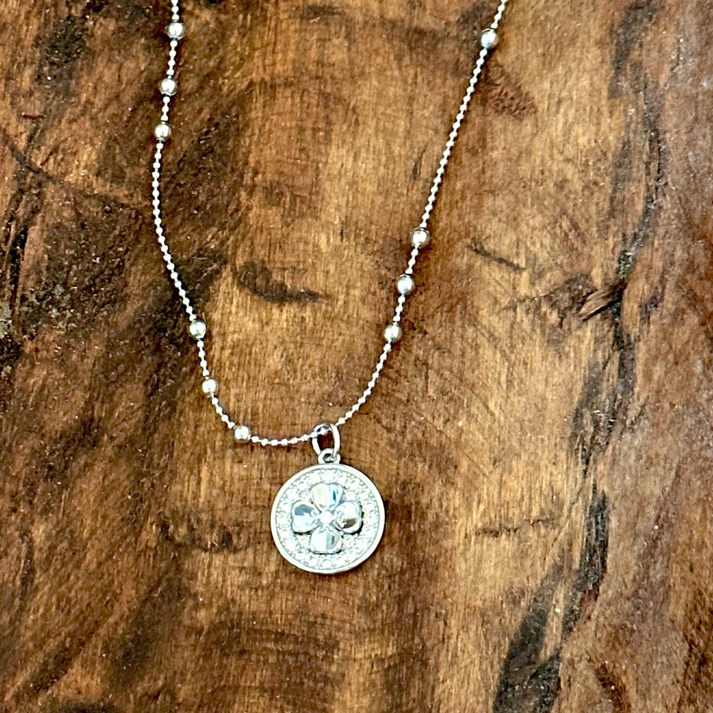 Silver round clover pendant necklace