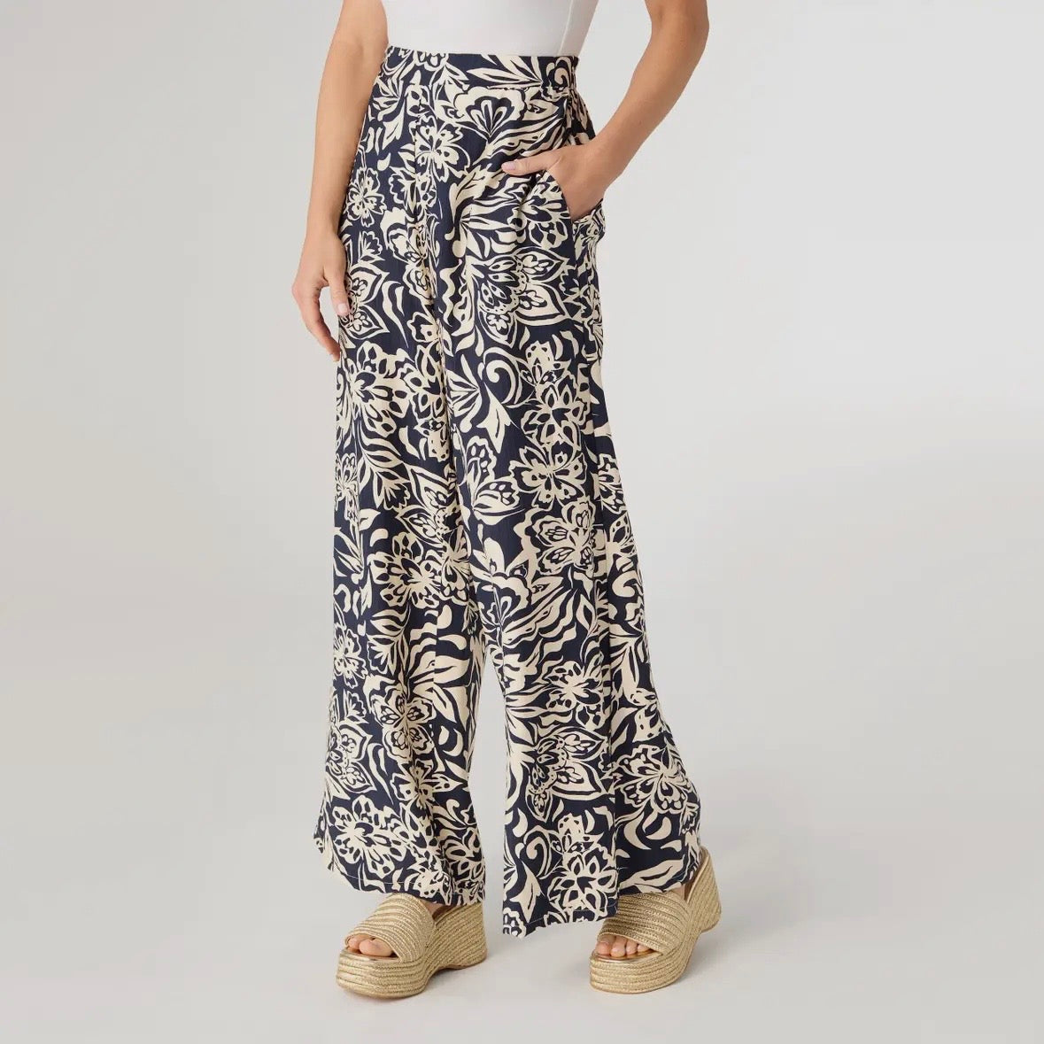 Navy Tan Dinara Flowy Pant With Cinched Waist